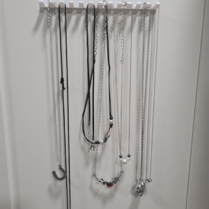 13 spot necklace holder